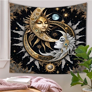 Vue détaillée d'une tapisserie soleil et lune avec motifs mandala dorés sur mur blanc