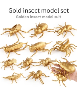 Vue détaillée d'un ensemble de 12 modèles d'insectes dorés incluant scarabées et scorpions