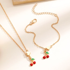 Dettaglio del set di gioielli con ciondolo a ciliegia, collana e bracciale in lega