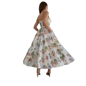 Detail der überkreuzten Rückengurte und bunten Stickerei am weißen A-Linien-Kleid