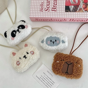 Dettaglio di ciondoli in peluche con panda, pecora e capibara in morbido pile teddy