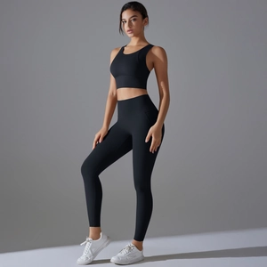 Details des schwarzen Yoga-Sets mit atmungsaktivem Stoff und Racerback-Sport-BH-Design