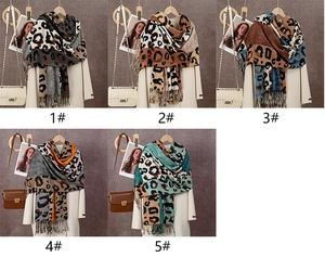 Écharpe léopard en imitation cachemire avec pompons en cinq options de couleurs élégantes