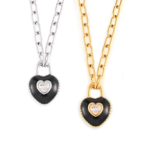 Collier avec pendentif cœur en émail noir et zircone, disponible en finitions or et argent