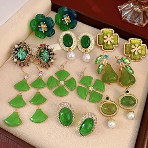 Gros plan d'une collection de boucles d'oreilles vintage vertes et géométriques