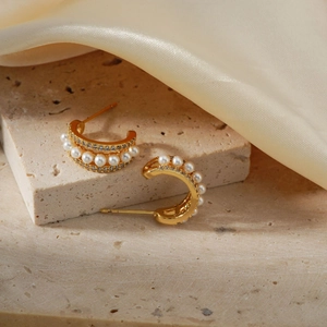 Boucles d'oreilles dorées en forme de C avec petites perles blanches et accents de zircon