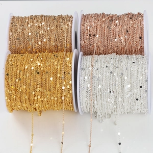 Dettaglio di catene con paillettes su bobine in oro, oro rosa e argento per gioielli