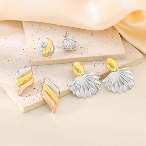 Boucles d'oreilles en acier titane en forme de cœur et d'éventail, or et argent