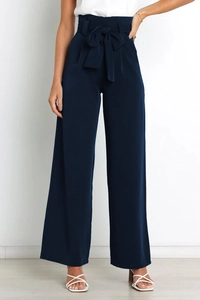 Détail du pantalon large taille haute bleu marine avec une ceinture à nœud assortie