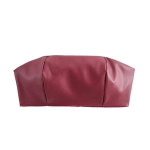 Pochette nuage bordeaux foncé avec d'élégants plis en cuir et un design de sac minimaliste