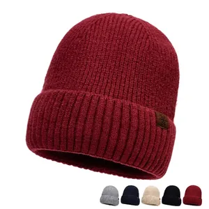 Unisex bordeauxrode grofgebreide muts met omslag en bruine leren patch met sneeuwvlok