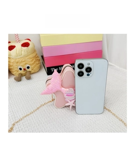 Mini sac bandoulière sirène rose avec comparaison de taille par smartphone