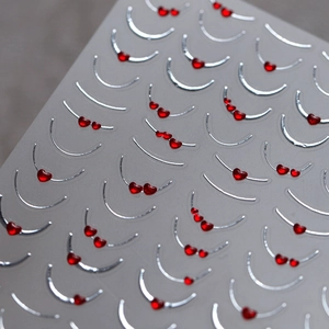 Autocollants nail art 3D avec lignes métalliques argentées et cœurs rouges