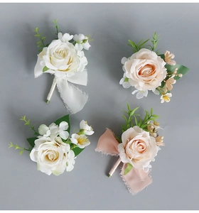Détails du lot de 4 boutonnières de mariage avec roses blanches et champagne