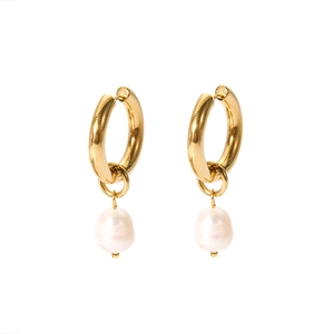Détails de boucles d'oreilles créoles dorées avec pendentifs en perles blanches naturelles