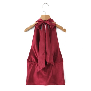 Haut licou en satin bordeaux avec un grand nœud papillon sur fond blanc