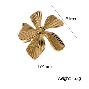 Vue détaillée des dimensions de la bague fleur dorée 31mm de long et 17,4mm large