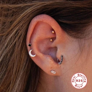 Ensemble de boucles d'oreilles en argent 925 avec lune et zircons portées à l'oreille