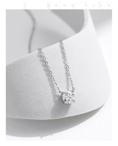 Gros plan du pendentif en moissanite 0,8ct sur chaîne en argent S925 fond blanc pur