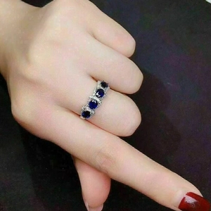 Dettaglio anello con quattro zaffiri blu ovali e pavé di diamanti su argento