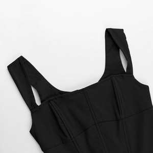 Détail du col carré et des coutures de haute qualité sur un débardeur noir élégant