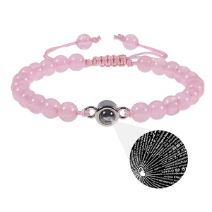 Detailansicht des Projektionssteins mit 100 Sprachen Ich liebe dich auf rosa Armband