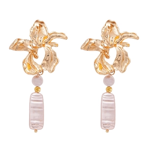 Vintage goldene Iris-Ohrringe mit Faltenoptik, rosa Perlen und Perlenanhängern