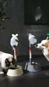 Nahaufnahme des höhenverstellbaren Tierwasserspenders und Futternapfes für Katzen und Hunde