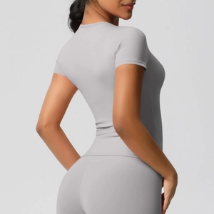 Détail du t-shirt de yoga gris ajusté avec coutures ergonomiques et tissu élastique