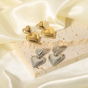 Orecchini a doppio cuore minimalisti in oro e argento con lucidatura a specchio liscia