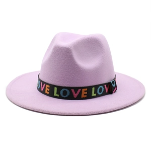 Vue détaillée du chapeau en laine lavande avec ruban noir brodé LOVE pour femmes
