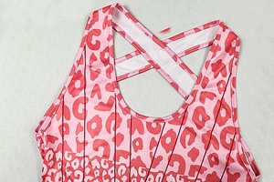 Détail d'un body à imprimé léopard rose avec bretelles croisées et tissu côtelé