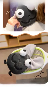 Détail d'un accessoire en peluche mouche grise montrant ses yeux et sa bouche vive