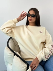 Γυναικείο oversized κρεμ φούτερ με μινιμαλιστικό κέντημα και σχέδιο με πεσμένους ώμους