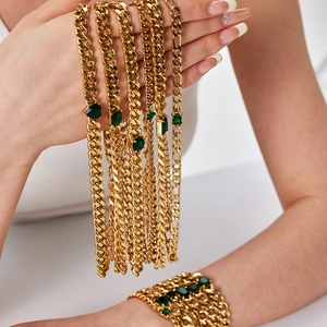 Ensemble collier et bracelet en acier doré 18 carats avec pierres vert émeraude