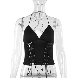 Détail de face du top dos nu corset noir avec œillets métalliques et laçage en ruban