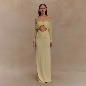 Détail d'une robe longue jaune à épaules dénudées avec découpes et design froncé