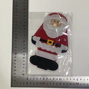 Détail des dimensions du porte-couverts Père Noël en feutre, mesurant 18 cm de haut