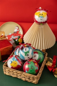 Chaussettes de Noël en molleton corail dans des boîtes cadeaux sphériques décoratives