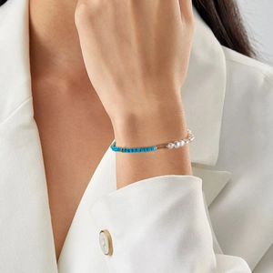 Elegant 925 silver bracelet with turquoise beads and freshwater pearls on a model