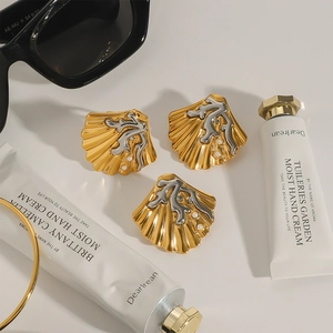 Gouden schelpoorbellen met zilveren koraal en kleine parels in elegante oceaanstijl