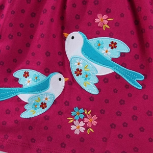 Abito da principessa per bambina color magenta con ricamo di uccelli e motivi floreali
