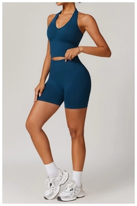 Vue latérale de l'ensemble de sport côtelé sans couture avec brassière et short taille haute