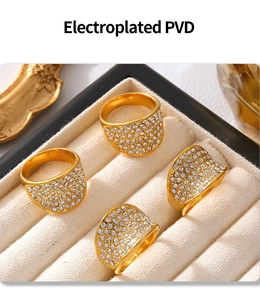 Detalle de los anillos anchos chapados en oro 18k PVD con cristales en micro-pave completo
