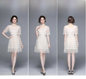Vue en trois plans d'une robe en dentelle à manches bouffantes et jupe à volants