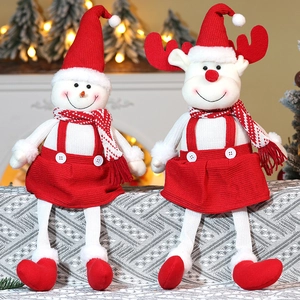 Détail de bonhomme de neige et renne de Noël en peluche avec longues jambes décoratives