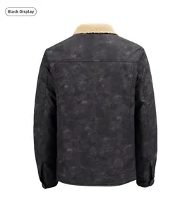 Rückansicht der schwarzen Herren-Winterjacke mit warmem, beigeem Sherpa-Lammfellkragen