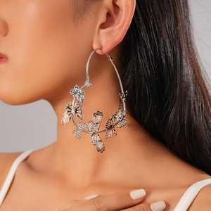 Grandi orecchini a cuore argentati con farfalle metalliche e strass scintillanti