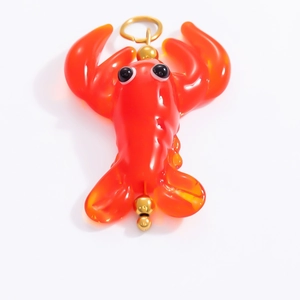 Pendentif écrevisse en résine orange avec accessoires perlés en métal plaqué or 18k