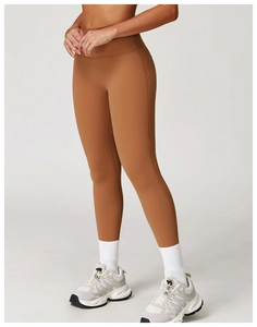 Detail der hoch taillierten braunen Yogahose mit mattem Finish und nahtloser Passform